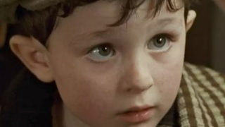 Ele tem 32 anos, atuou em 'Titanic' aos cinco e ainda recebe fortuna por dizer apenas uma frase