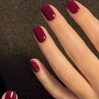 O esmalte granada tem um novo concorrente: esta é a cor de unhas que triunfa em 2026 entre as mulheres elegantes; é mais fresca e rejuvenescedora