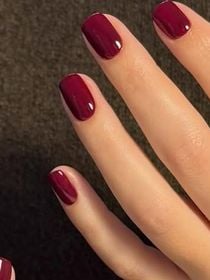 O esmalte granada tem um novo concorrente: esta é a cor de unhas que triunfa em 2026 entre as mulheres elegantes; é mais fresca e rejuvenescedora