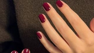 O esmalte granada tem um novo concorrente: esta é a cor de unhas que triunfa em 2026 entre as mulheres elegantes; é mais fresca e rejuvenescedora