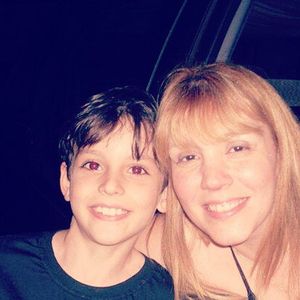 Aqui estava Dudu Camargo, ainda criança, ao lado de Simony - por quem foi processada anos depois por assédio