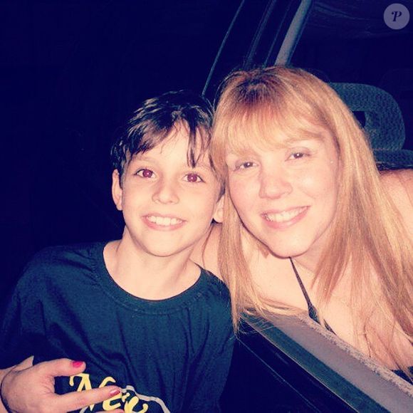 Aqui estava Dudu Camargo, ainda criança, ao lado de Simony - por quem foi processada anos depois por assédio