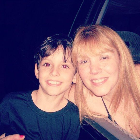 Aqui estava Dudu Camargo, ainda criança, ao lado de Simony - por quem foi processada anos depois por assédio