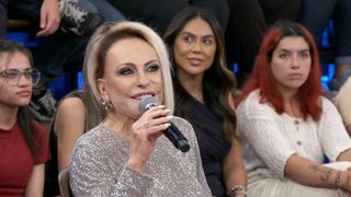 Carnaval 2025 de Ana Maria Braga: a um mês dos 76 anos, apresentadora surge de biquíni em fotos com namorado em dia de folga na praia