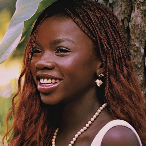 Diversos famosos elogiaram a beleza de Títi, filha de Gio Ewbank e Bruno Gagliasso.