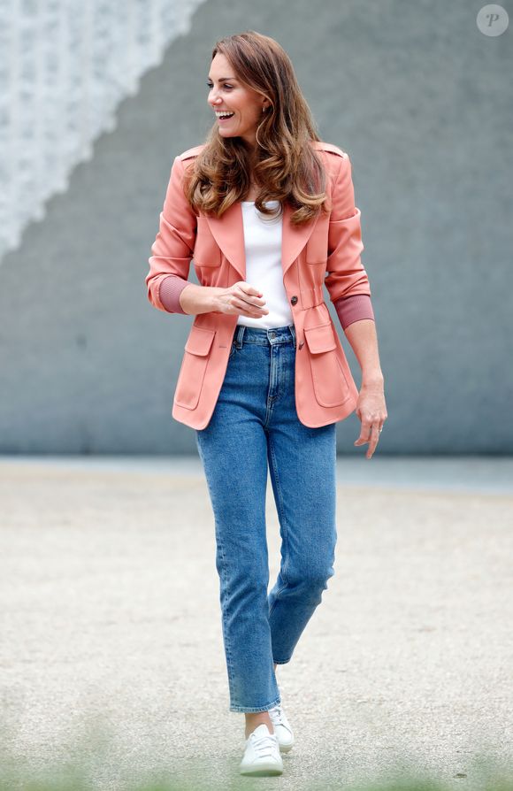 Kate Middleton de blazer rosa: a cor transmite delicadeza e se contrapõe com a praticidade da calça