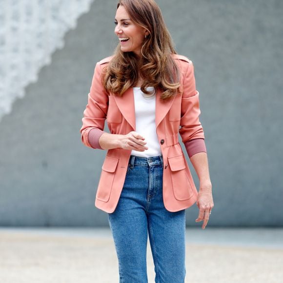 Kate Middleton de blazer rosa: a cor transmite delicadeza e se contrapõe com a praticidade da calça