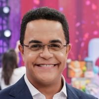 Dupla de Sabina Simonato no novo jornal da Globo, 'Bom Dia Sábado', Marcelo Pereira criou expressão curiosa na TV. Saiba quem é o jornalista