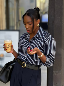 A Zara confirma que o azul marinho está na moda em 2026 com as calças mais elegantes, favorecedoras e profissionais de todas