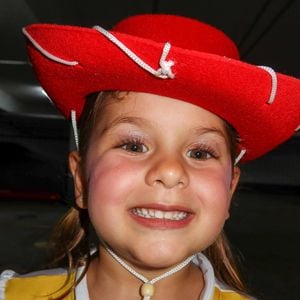 Maria Alice e Maria Flor, filhas de Virginia Fonseca, aparecem fantasiadas de Jessie, a famosa cowgirl de ‘Toy Story’