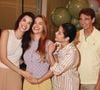 Em um dos registros, Andressa surge ao lado da família, com a mão na barriga. Laura Suita, sua irmã, também está com a mão na barriga de Andressa