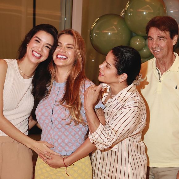 Em um dos registros, Andressa surge ao lado da família, com a mão na barriga. Laura Suita, sua irmã, também está com a mão na barriga de Andressa
