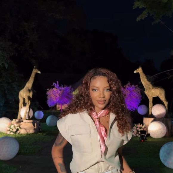 Ludmilla apostou em um macacão nos tons da festa da filha