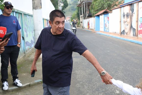 Xande de Pilares e Thay Pereira se casam em cerimônia luxuosa no Rio de Janeiro com Zeca Pagodinho entre os padrinhos e famosos como Viviane Araújo, Paula Lavigne e Douglas Silva entre os convidados.