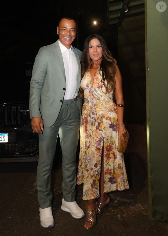 Cafu escolheu um terno verde-claro com camisa branca e tênis, enquanto sua esposa usou um vestido com estampa florida e fenda