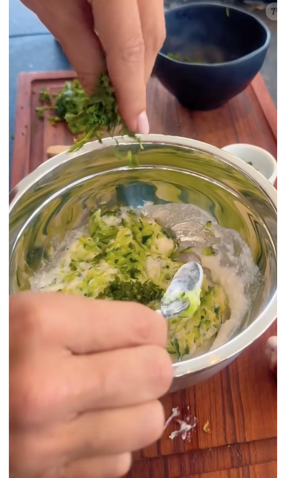 Em seguida, misture todos os ingredientes indicados por Adriane Galisteu em uma tigela