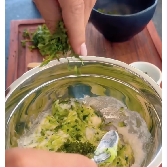 Em seguida, misture todos os ingredientes indicados por Adriane Galisteu em uma tigela
