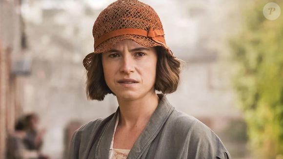 Já no castanho acobreado, Jessie Buckley fez parte de 'Pequenas Cartas Obscenas'