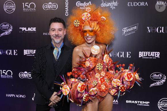 Look de Adriane Galisteu foi um dos mais extravagantes da noite