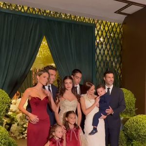 Isabella reuniu as duas famílias para uma sessão de fotos: o pai com a atual esposa, Carol Leite, e a mãe com o atual marido, Eduardo Scarpa