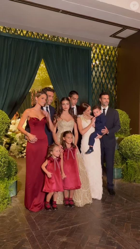Isabella reuniu as duas famílias para uma sessão de fotos: o pai com a atual esposa, Carol Leite, e a mãe com o atual marido, Eduardo Scarpa