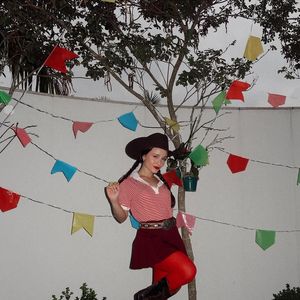 Larissa Manoela usou meia-calça colorida em look para festa junina