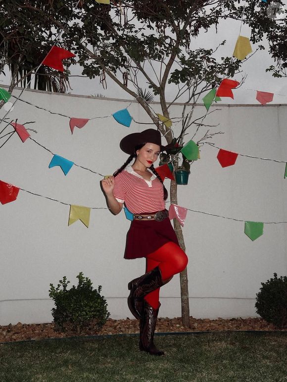 Larissa Manoela usou meia-calça colorida em look para festa junina