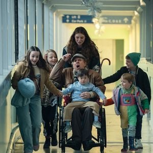 Consciente de que seus dias estão contados, June assume o controle da própria despedida e organiza situações com os filhos