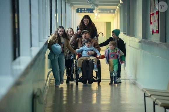 Consciente de que seus dias estão contados, June assume o controle da própria despedida e organiza situações com os filhos