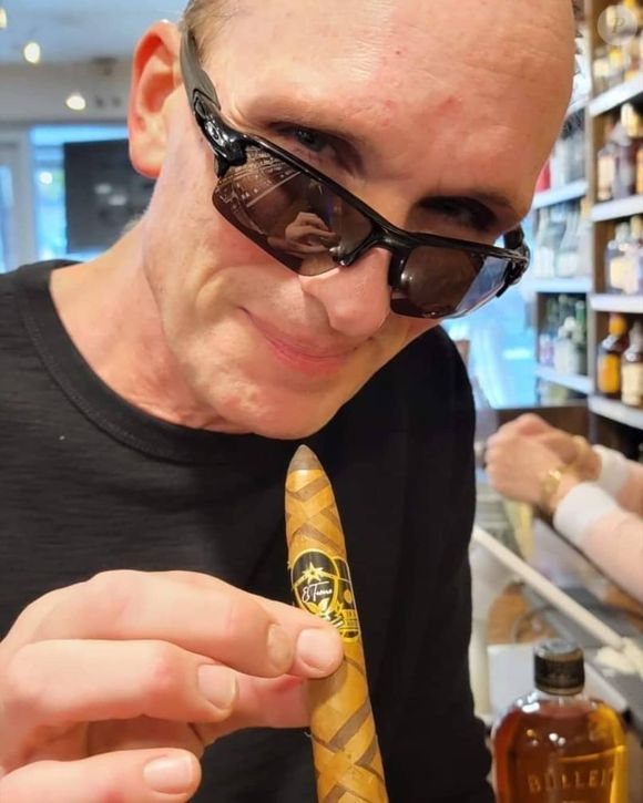 Ao lado de Peter Greene tinha um bilhete escrito à mão com os dizeres "Eu ainda sou um Westie", se referindo a uma gangue dos anos 70