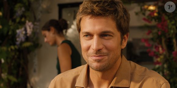 Final de 'Emily In Paris' termina com Gabriel a convidando para um date, mas não mostra a resposta da protagonista