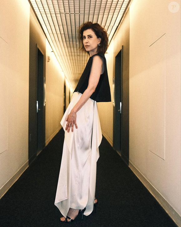 Fernanda Torres postou foto do incêndio em Los Angeles e recebeu uma 'piada' de Carolina Dieckmann, que quis celebrar sua vitória no Globo de Ouro