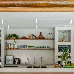 Casa de Heloísa Périssé na Bahia tem bela cozinha com piso hidráulico