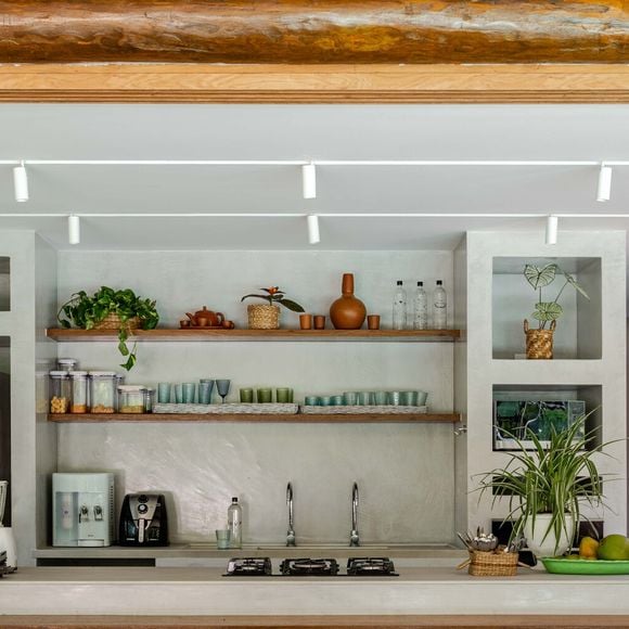 Casa de Heloísa Périssé na Bahia tem bela cozinha com piso hidráulico