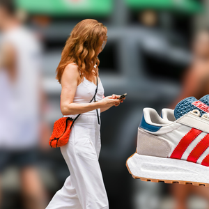 Esse tênis Adidas vintage da atriz Camila Morgado em dia de chuva no Rio é a solução para pés estilosos no frio: veja um raio-x do calçado