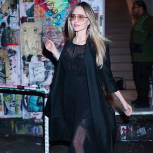 Doença neurológica que afeta Angelina Jolie pode ser tratada com fisioterapia e a fonoterapia