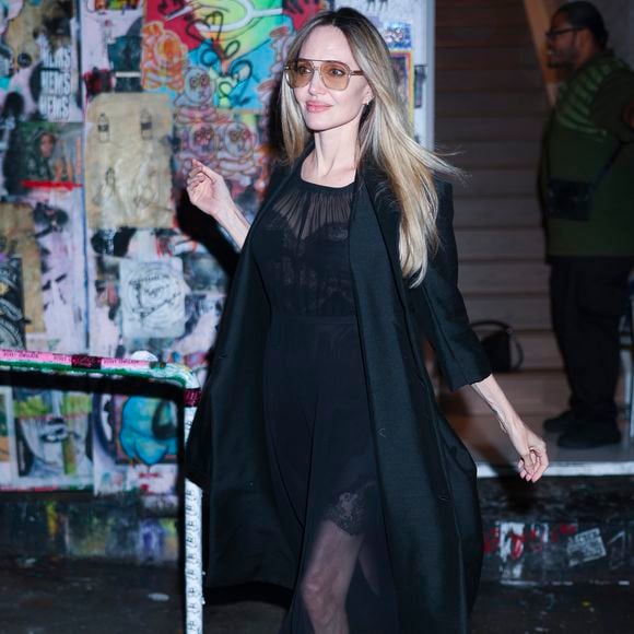 Doença neurológica que afeta Angelina Jolie pode ser tratada com fisioterapia e a fonoterapia