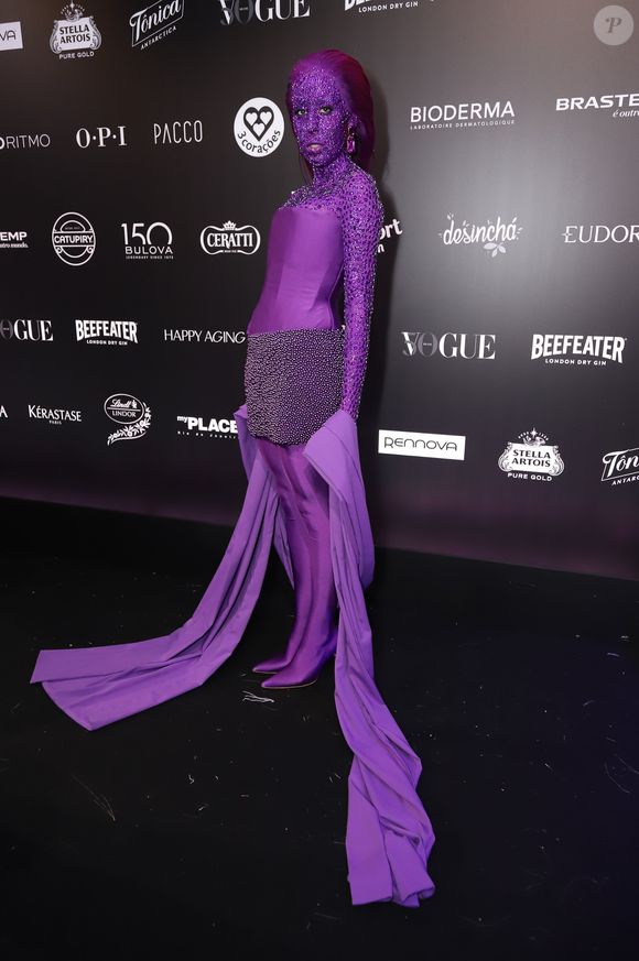 A tiktoker e maquiadora Camilla Pudim surgiu toda de roxo em fantasia que homenageava Doja Cat