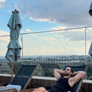 Para viver Luigi em 'Terra e Paixão', Rainer Cadete emagreceu 10 kg. O ator revelou à GQ Brasil que contou com acompanhamento de nutrólogo, nutricionista e personal trainer