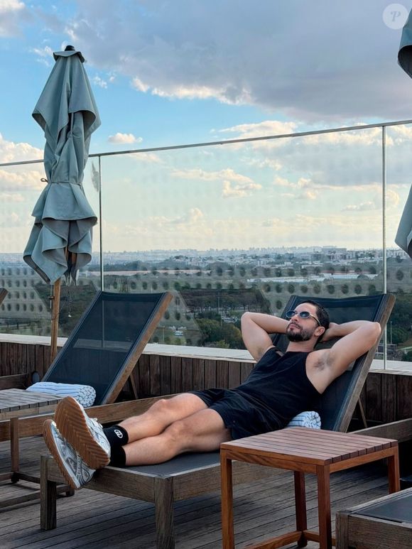 Para viver Luigi em 'Terra e Paixão', Rainer Cadete emagreceu 10 kg. O ator revelou à GQ Brasil que contou com acompanhamento de nutrólogo, nutricionista e personal trainer