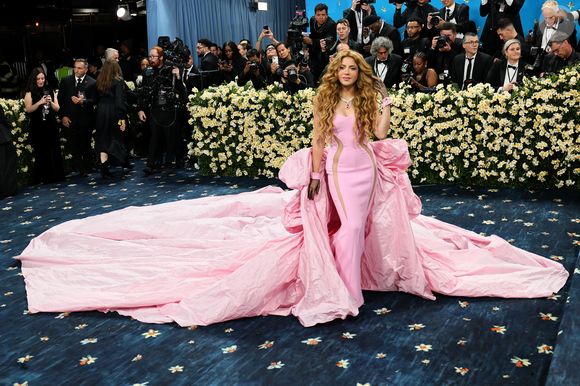 Shakira apostou em um look princesa da Disney, bem rosa 'cheguei', porém, fugindo completamente da temática do MET Gala 2025