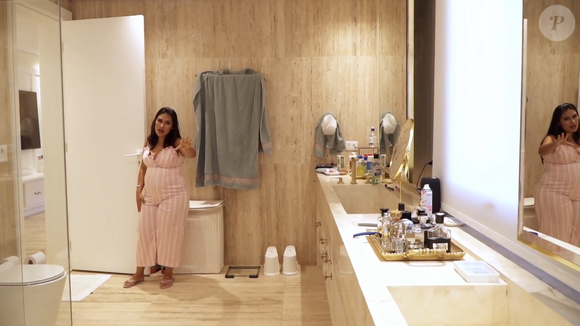 Banheiro da mansão de Simone Mendes traz uma pia enorme