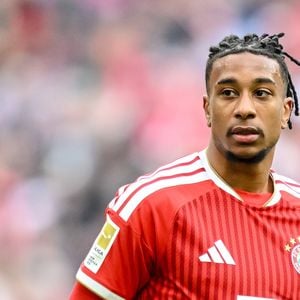 Michael Olise é um atacante e meia-atacante nascido na Inglaterra (de ascendência nigeriana e franco-argelina) que defende a Seleção da França na Copa do Mundo 2026. Por clubes, ele é um dos principais destaques do Bayern de Munique