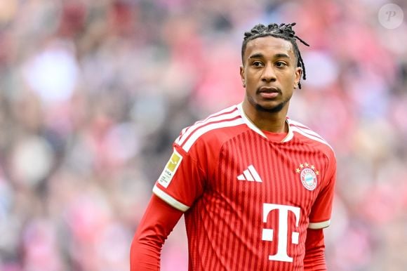Michael Olise é um atacante e meia-atacante nascido na Inglaterra (de ascendência nigeriana e franco-argelina) que defende a Seleção da França na Copa do Mundo 2026. Por clubes, ele é um dos principais destaques do Bayern de Munique