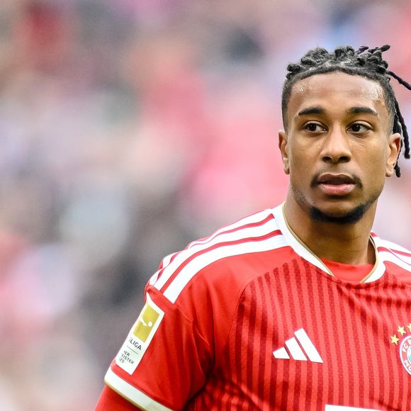 Michael Olise é um atacante e meia-atacante nascido na Inglaterra (de ascendência nigeriana e franco-argelina) que defende a Seleção da França na Copa do Mundo 2026. Por clubes, ele é um dos principais destaques do Bayern de Munique