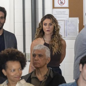 Heleninha (Paolla Oliveira) e Afonso (Humberto Carrão) assistem a depoimentos de alcoólicos anônimos.