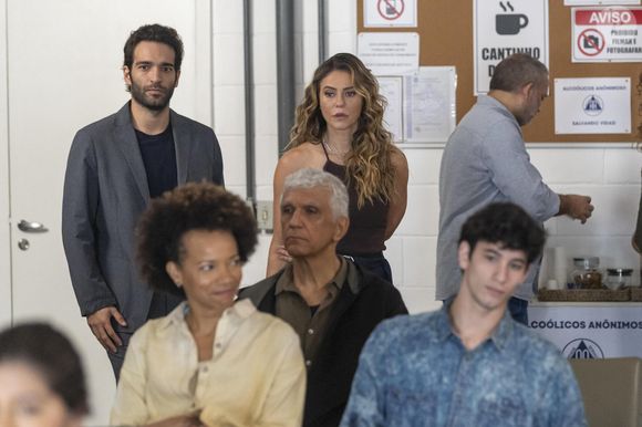 Heleninha (Paolla Oliveira) e Afonso (Humberto Carrão) assistem a depoimentos de alcoólicos anônimos.