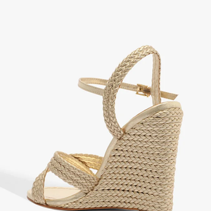 O salto wedge revestido em trama natural cria o mesmo efeito alongador de um scarpin, mas com muito mais estabilidade e conforto.