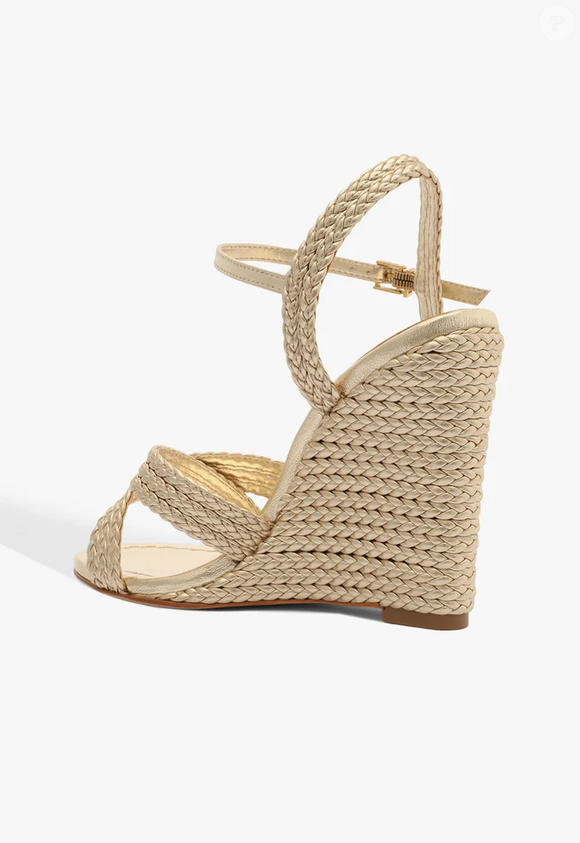 O salto wedge revestido em trama natural cria o mesmo efeito alongador de um scarpin, mas com muito mais estabilidade e conforto.