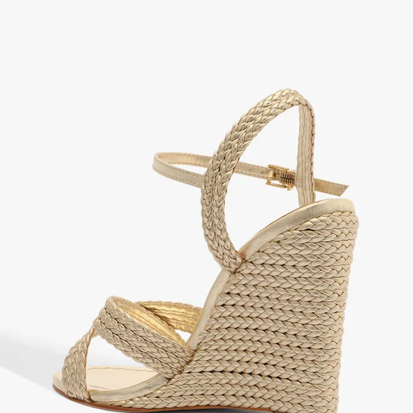 O salto wedge revestido em trama natural cria o mesmo efeito alongador de um scarpin, mas com muito mais estabilidade e conforto.
